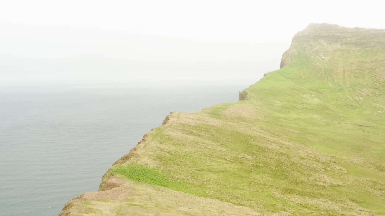 hornstrandir 자연 보호 구역의 hornvik 만 위 절벽 가장자리