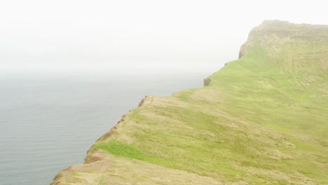 El-Borde-De-Un-Acantilado-Sobre-La-Bahía-De-Hornvik-En-La-Reserva-Natural-De-Hornstrandir