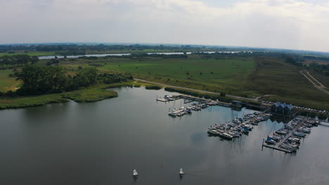 Toma-Aérea-De-Yates-En-El-Puerto-Deportivo-De-Blotnik,-Pomerania,-Polonia.