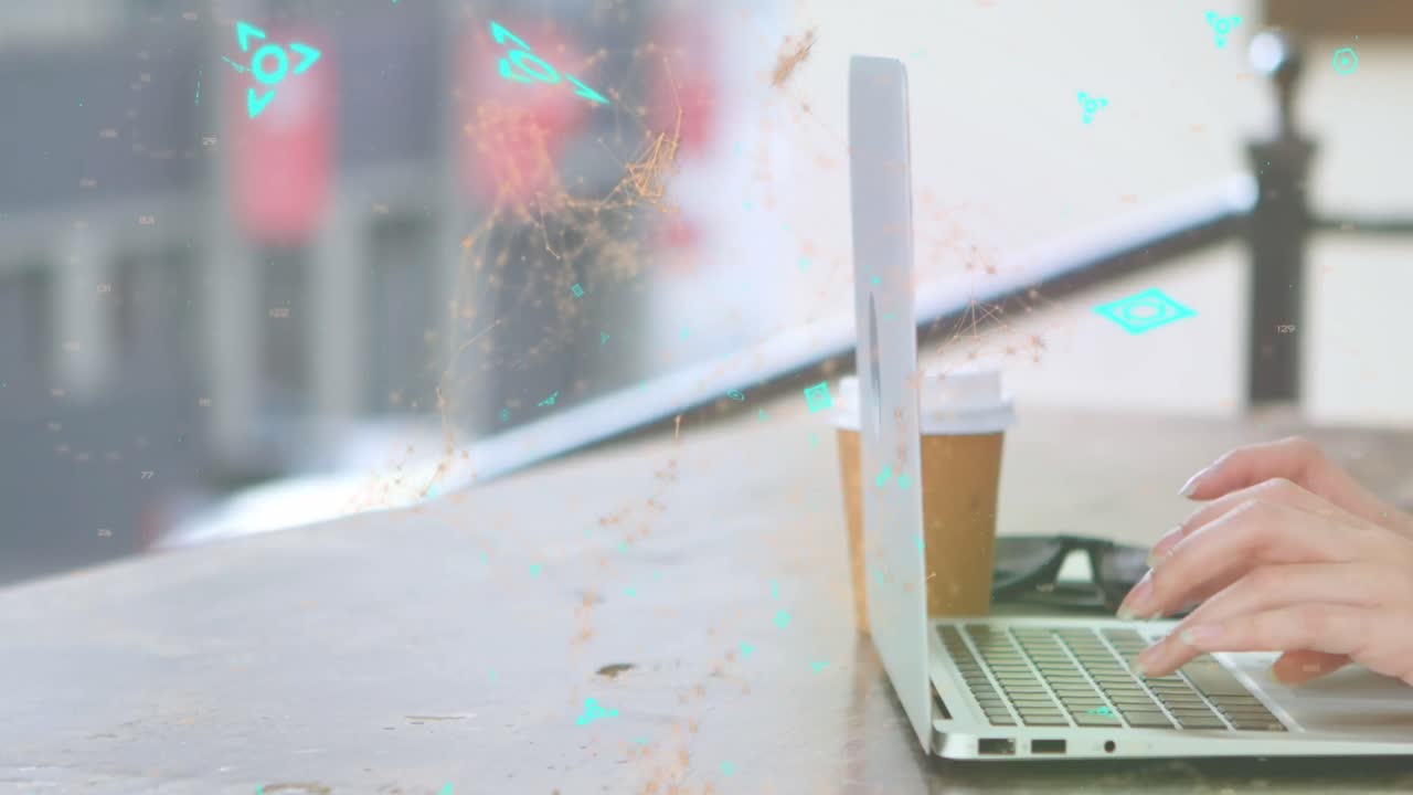 노트북을 사용하는 여성에 대한 온라인 보안 qr 코드의 애니메이션