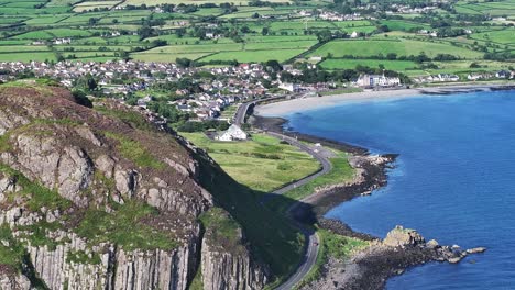 ballygally на антримской прибрежной дороге в северной ирландии