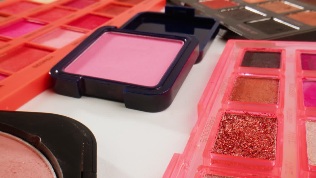 varias paletas y productos de maquillaje