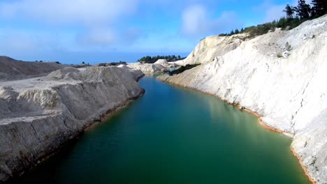 Luftaufnahme-Des-Grünen,-Giftigen-Sees-In-Der-Verlassenen-Mine-Von-Monte-Neme