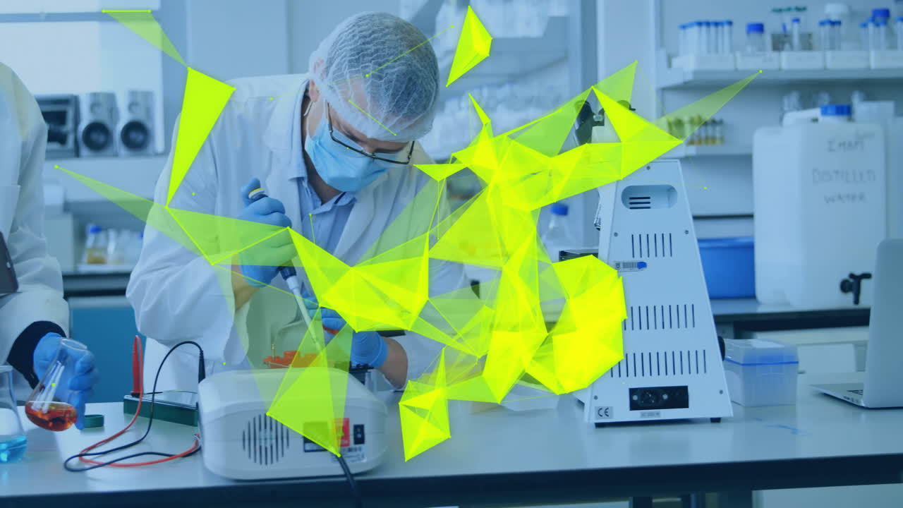 animación de senderos de luz brillante sobre diversos científicos en el laboratorio