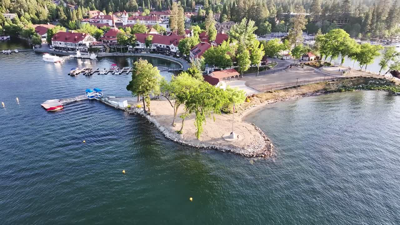 캘리포니아 서해안 에 있는 아로헤드 호수 반도 에 있는 미국 산 호수