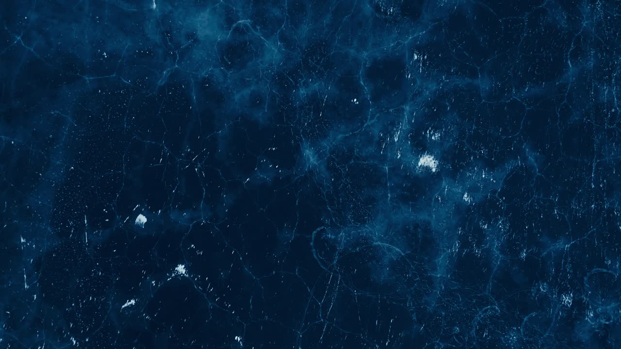 indre fosen, condado de trondelag, noruega - una escena nocturna del lago congelado de omundvatnet - vista de pájaro