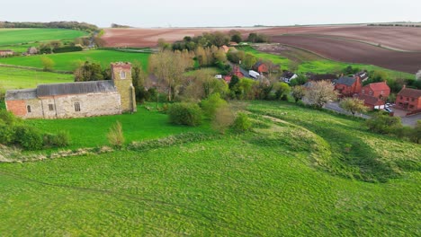 imágenes aéreas de un pequeño pueblo de lincolnshire llamado burwell en el reino unido