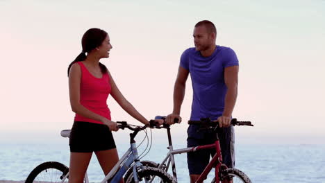 Freunde-Mit-Mountainbike-Am-Strand