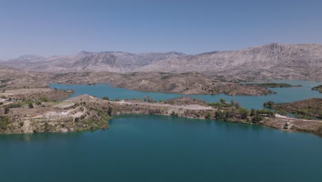 Flug-über-Das-Atemberaubende-Türkisfarbene-Wasser-Des-Grünen-Sees-Im-Taurusgebirge-Der-Türkei