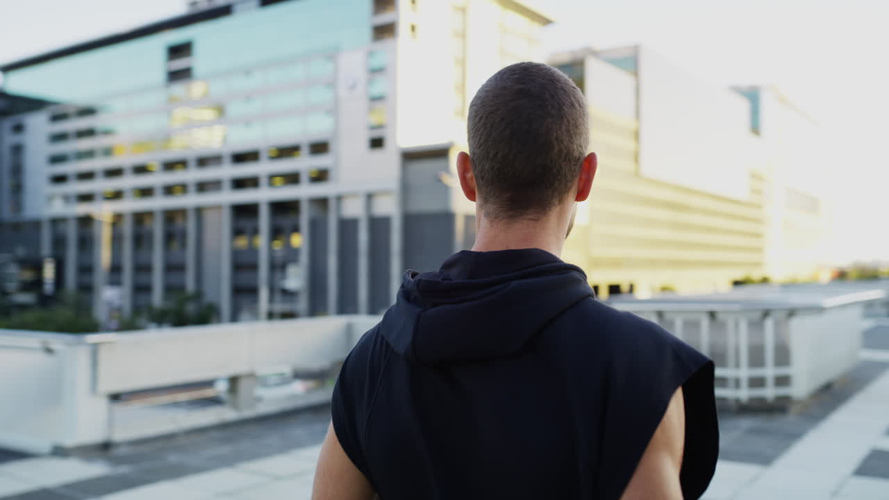 그의 유일한 경쟁자는 자신입니다.