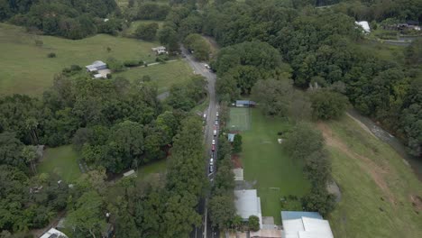 Fliegen-Durch-Die-Tropischen-Wälder-Und-Infrastrukturen-Im-Vordergrund-Innerhalb-Der-Currumbin-Rockpools-Im-Currumbin-Valley,-Queensland,-Australien