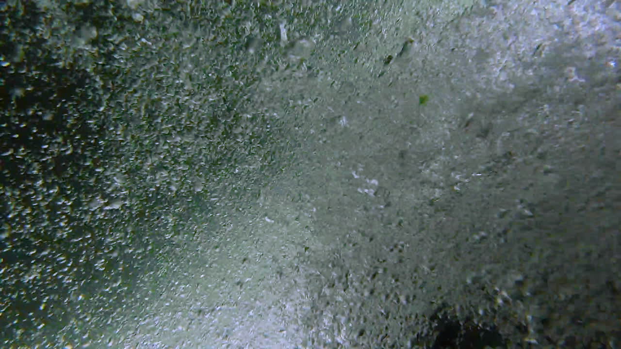 천천히 움직이는 포브 카야크가 강에서 거꾸로 뒤집힌다