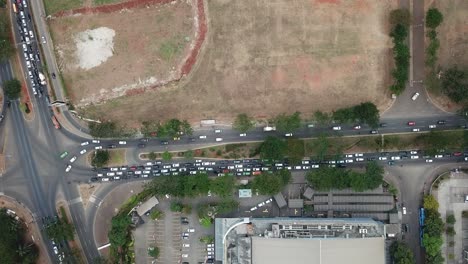 vista aérea de una intersección de la ciudad ocupada con congestión de tráfico