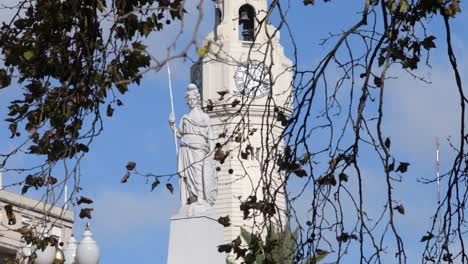 Die-May-Pyramide-Am-Mittelpunkt-Der-Plaza-De-Mayo-Und-Der-Turm-Des-Legislativpalastes-In-Buenos-Aires,-Durch-Die-Äste-Eines-Baumes-Gesehen