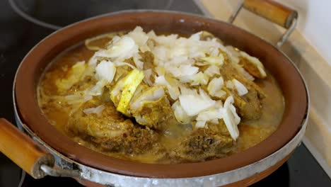 el hombre cocina en casa y prepara un plato con cebolla