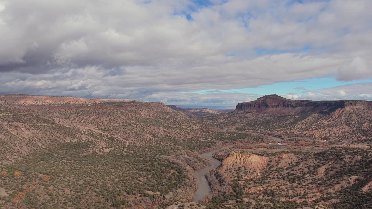 A smooth downward move brings the camera closer to the Rio Grande as the canyon’s rugged slopes and desert vegetation come into fuller view