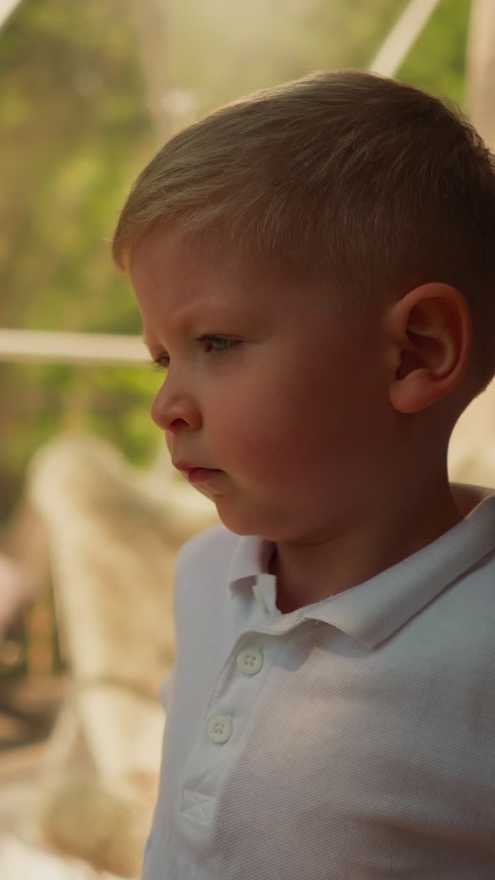 ребёнок вытягивается в гостевой гостинице. уставший маленький мальчик проводит время в роскошной каюте. спокойный ребенок отдыхает в эко-курорте.