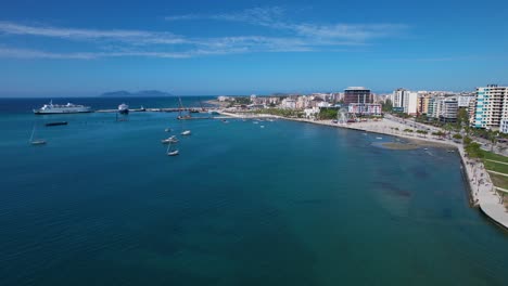 la ciudad costera de vlora, albania, muestra una impresionante laguna de mar turquesa y un bullicioso puerto en toda su gloria belleza panorámica