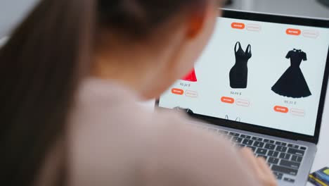 joven asiática usa computadora portátil para comprar productos vender en línea. atractiva chica hermosa con tarjeta de crédito en las manos comprando y comprando bienes en el sitio web en teléfono inteligente. concepto de comercio electrónico.