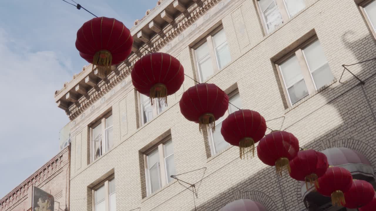 Lanternas vermelhas chinesas balançando suavemente na histórica Chinatown, São Francisco, em uma noite tranquila