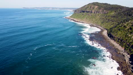 Drohnen-Luftschwenkaufnahme-Der-Küstenlinie-Buschland-Wyrrabalong-National-Park-Central-Coast-NSW-Australien-3840x2160-4k