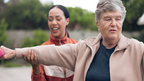 fitness, ejercicio y un entrenador con una mujer mayor