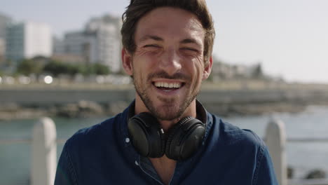 retrato de un joven atractivo riendo alegremente disfrutando relajado frente a la playa soleada