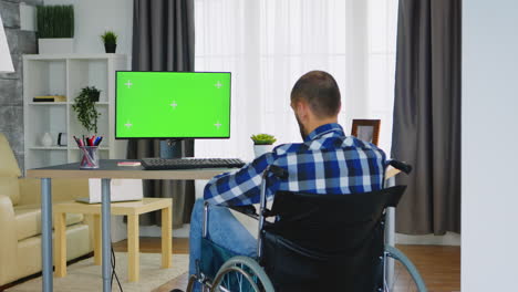 monitor con modelo verde