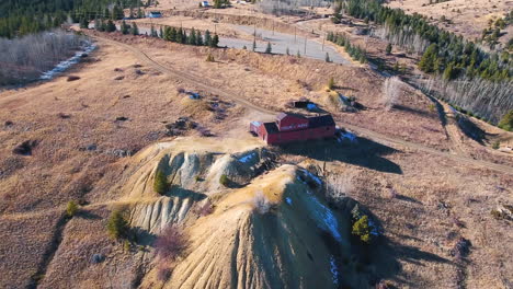 imágenes de drones de una mina abandonada en la ciudad central de colorado