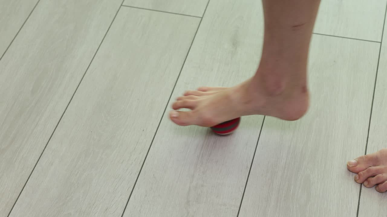 Foot massage with a ball