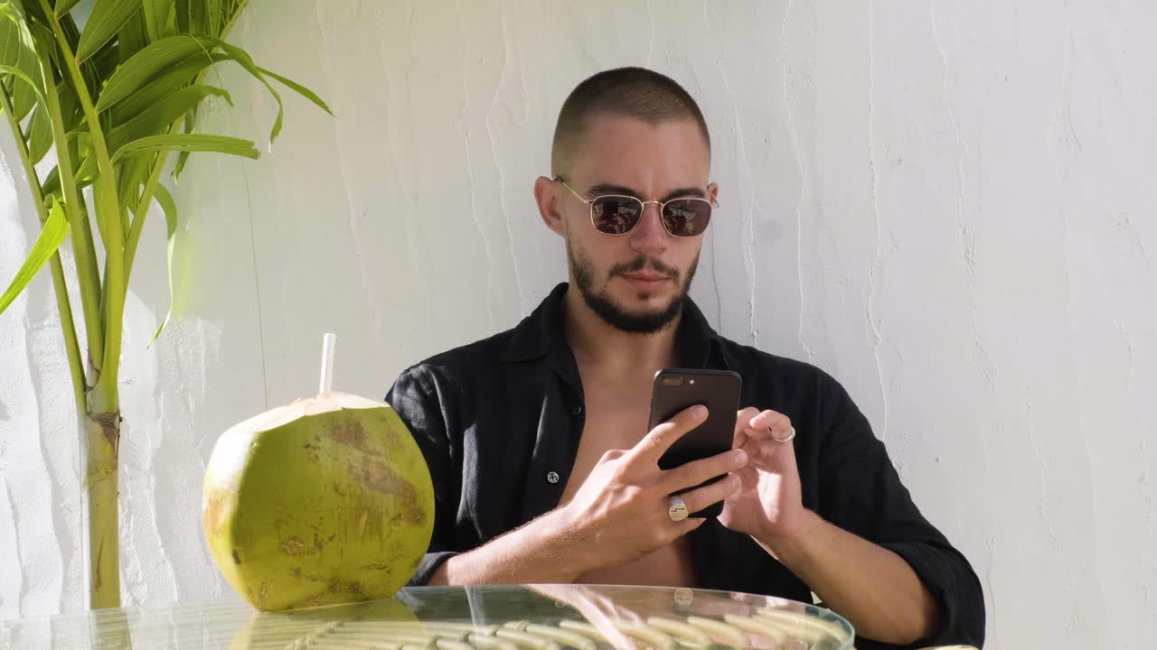 hombre sentado en una terraza