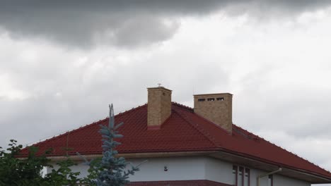 nubes que se mueven lentamente sobre la casa en el pueblo de kolbudy en el distrito de pomerania, polonia