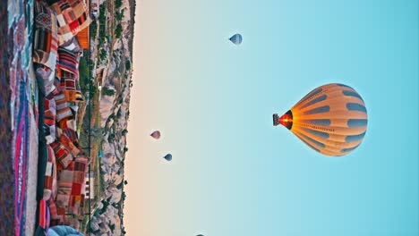 Vista-Impresionante-De-Globos-Aerostáticos-Ardientes-Desde-Una-Azotea-En-Capadocia,-Turquía