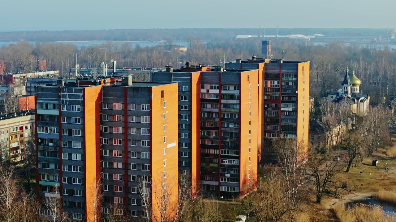 Аэросъемка показывает плотные жилые кварталы, район Даугавгрива, Рига, Латвия