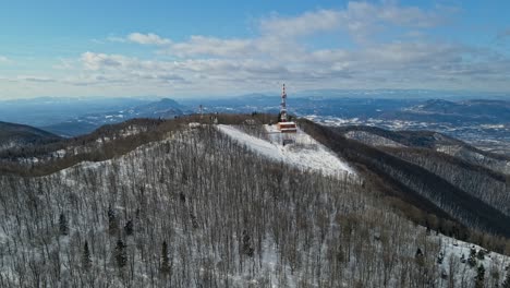 imágenes aéreas de drones 4k de un centro de comunicación de televisión y radio en la cima de la montaña en invierno