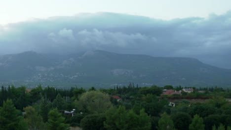 Weite-Schwenkansicht-Des-Parnitha-berges,-Athen,-Griechenland,-An-Einem-Bewölkten-Herbsttag,-Kurz-Vor-Ianos-regensturm,-Oktober-2020-120-Fps