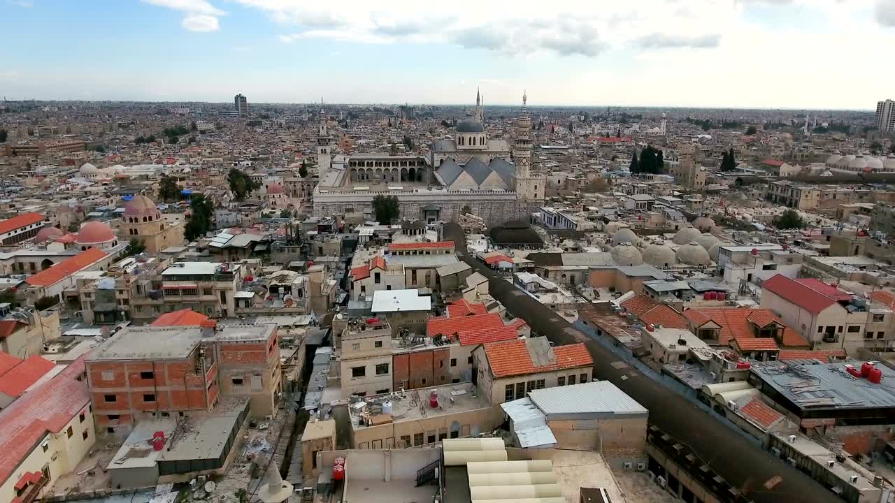 시리아의 우마야드 모스크의 파노라마 뷰: 드론이 다마스쿠스 도시를 지나 종교 모스크로 향하고 있습니다.