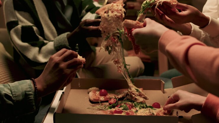 Quattro amici che mangiano a casa