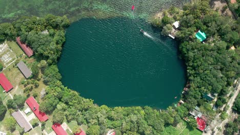 Die-Ganz-Besondere-Cenote-In-Der-Lagune-Von-Bacalar-In-Mexiko,-Vom-Himmel-Aus-Gesehen