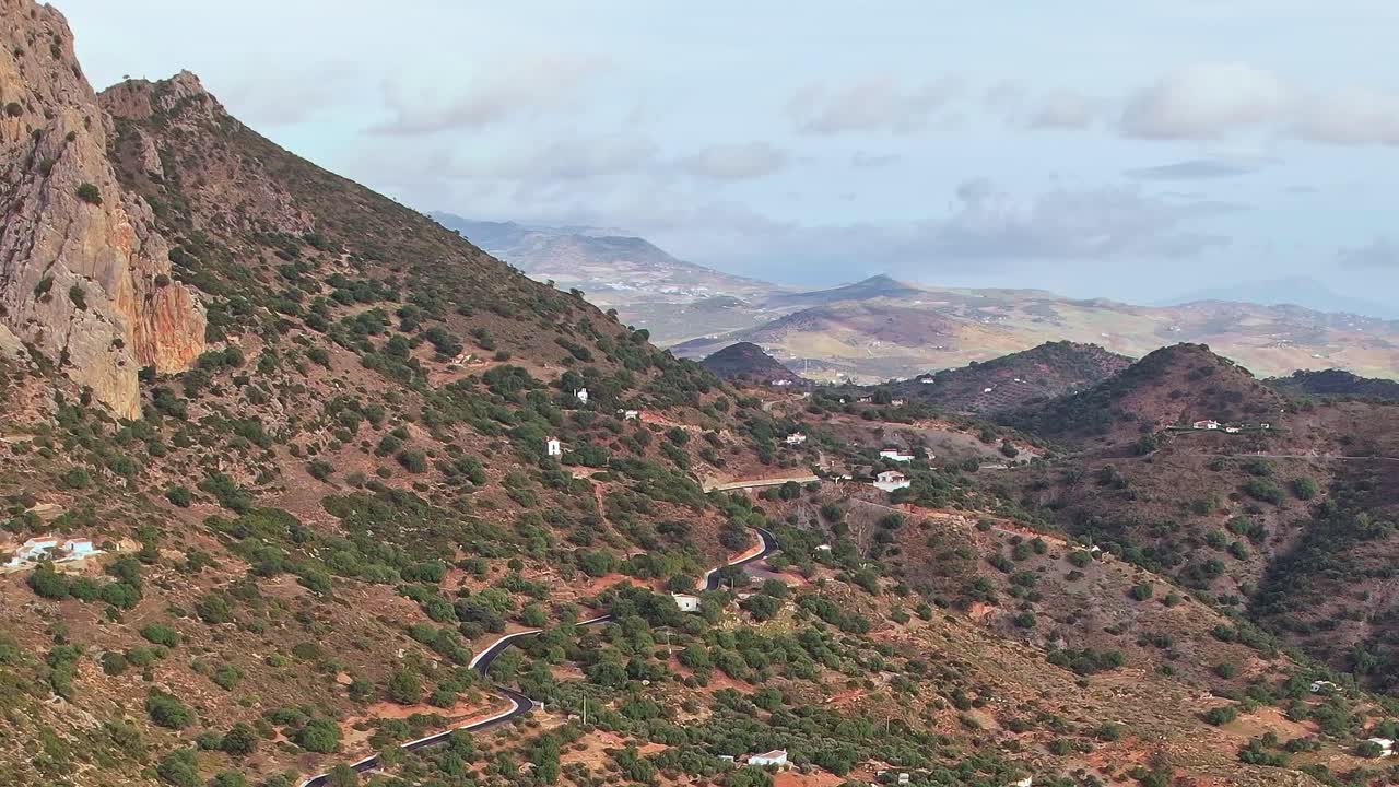 Guida tra le colline vicino a Malaga, Spagna, in una giornata nuvolosa