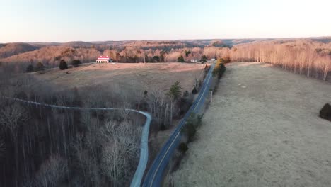 Ländliche-Pferdefarm-In-Kentucky-Zur-Goldenen-Stunde