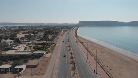 Toma-Aérea-De-La-Carretera-Cerca-De-La-Playa-En-Gawadar-Baluchistán