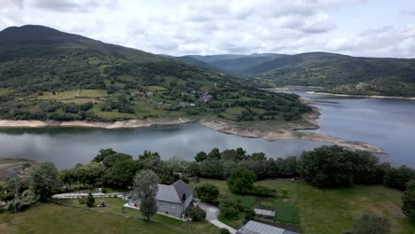 imágenes aéreas de un avión no tripulado de una casa ubicada en un hermoso paisaje del valle del río