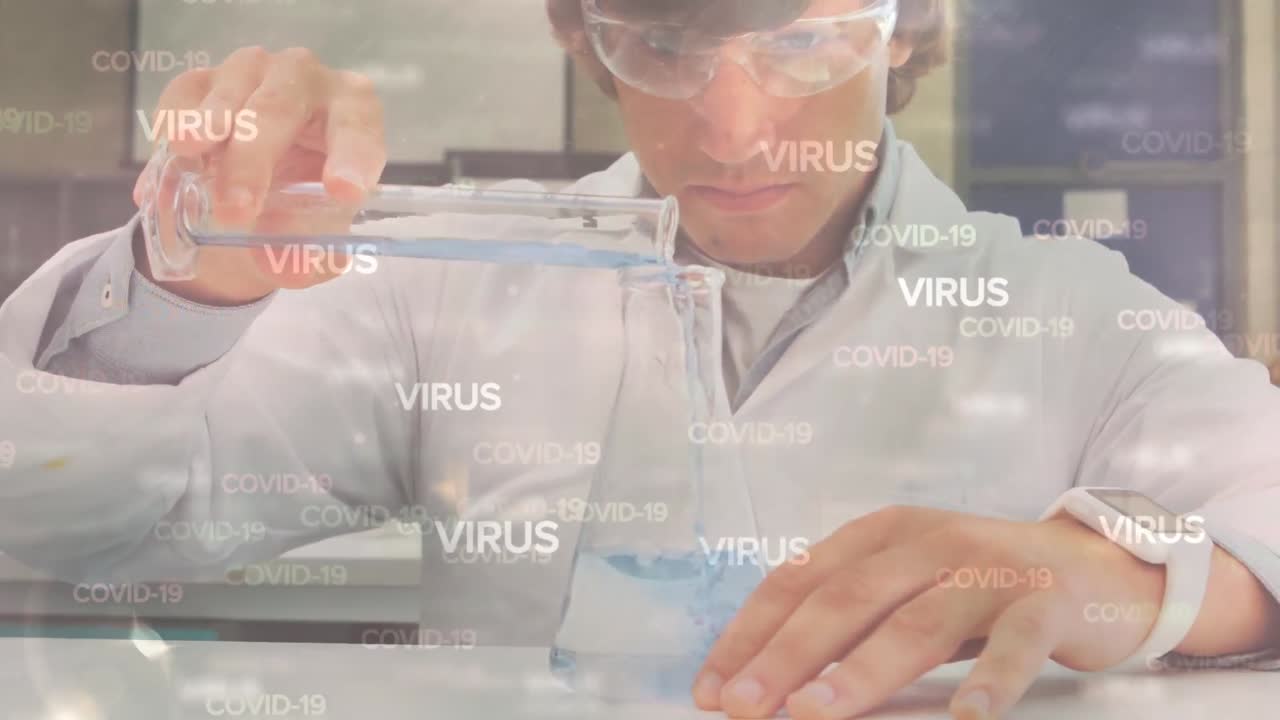 animación del virus y el texto de covid 19 sobre un científico caucásico vertiendo un químico de un tubo de ensayo
