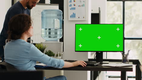 mujer de negocios que trabaja en computadora