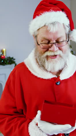 santa claus con una caja de regalos
