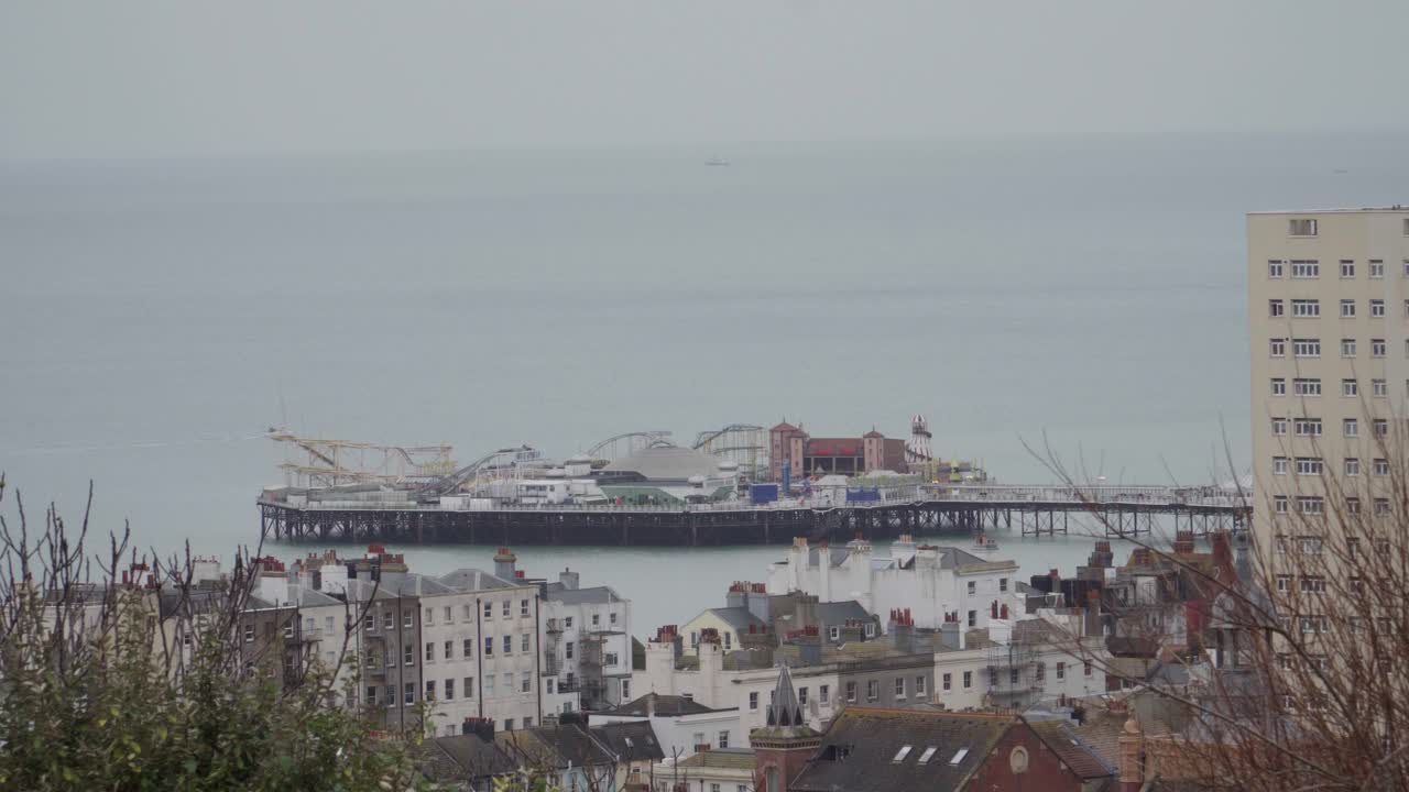 el muelle de brighton y los edificios circundantes, día nublado
