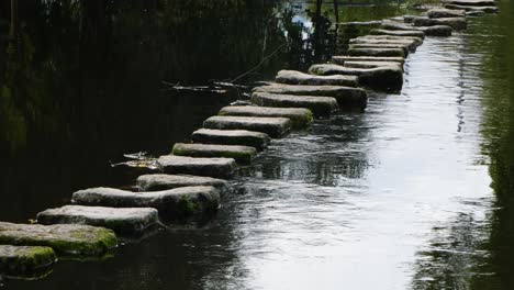 Nahaufnahme-Der-Steinbrücke-Poldras-De-Chaves-überquert-Den-Fluss-Tamega-Vila-Real-Portugal