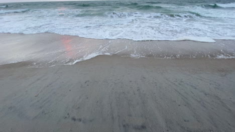 Meereswellen-Kommen-Ins-Sandige-Ufer-Des-Strandes