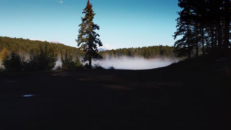 lago con niebla humeante se acercó desde la orilla enid columbia británica canadá